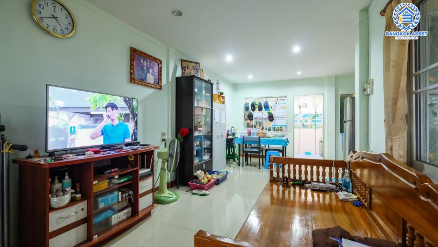 ****ทาวน์เฮ้าส์มือสองย่านนนทบุรี ม. บัวทองธานี 17 กาญจนาภิเษก บนเนื้อที่ 18 ตร.ว. ฟังก์ชัน 3 ห้องนอน 2 ห้องน้ำ 1 ที่จอดรถ บ้านพร้อมอยู่ บนทำเลเดินทางสะดวก เดินทางเข้าเมืองสะดวก เชื่อมต่อหลายเส้นทาง ใกล้รถไฟฟ้า "สถานีคลองบางไผ่" และเซ็นทรัลเวสต์เกต